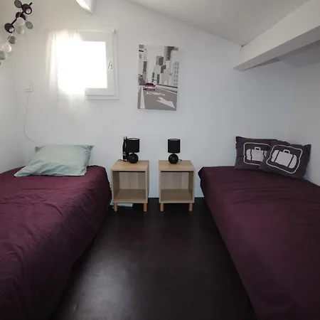 Maison D'angle Climatisee Dans Avec Piscine Commune , 4 Couchages , 400 M De La De Portiragne Lrjp121 פורטירנייה