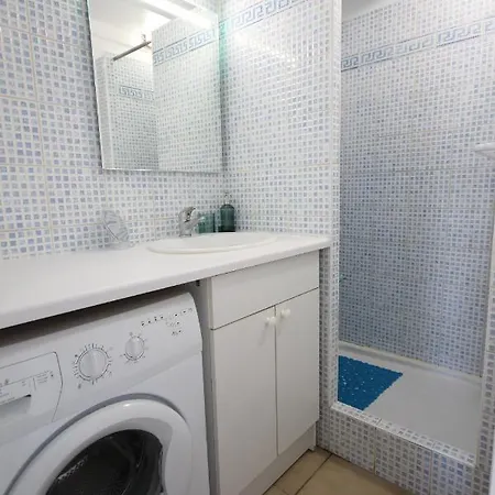 Maison D'angle Climatisee Dans Avec Piscine Commune , 4 Couchages , 400 M De La De Portiragne Lrjp121