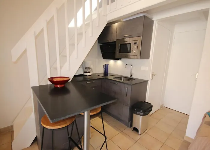 Belle Maison D'angle Renovee, Sejour Climatise, Avec Piscine Commune , 4 Couchages , 400 M De La De Portiragne Lrjp121 Вилла