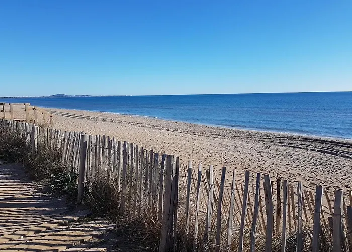 Belle Maison D'angle Renovee, Sejour Climatise, Avec Piscine Commune , 4 Couchages , 400 M De La De Portiragne Lrjp121 Вилла